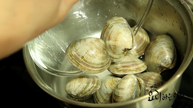 Make the clam broth — step photo 1
