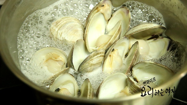 Make the clam broth — step photo 3