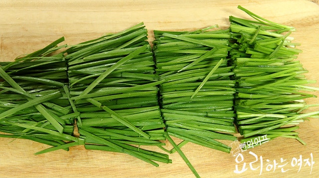 Make seasoned garlic chives — step photo 1