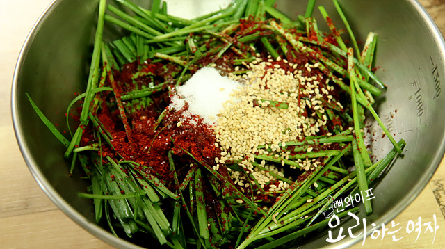 Make seasoned garlic chives — step photo 2