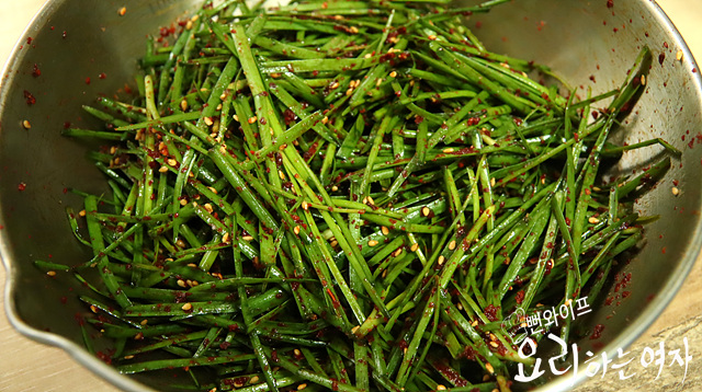 Make seasoned garlic chives — step photo 3