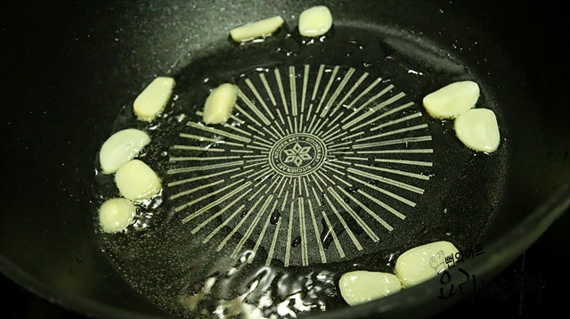 Stir-fry in garlic oil — step photo 1