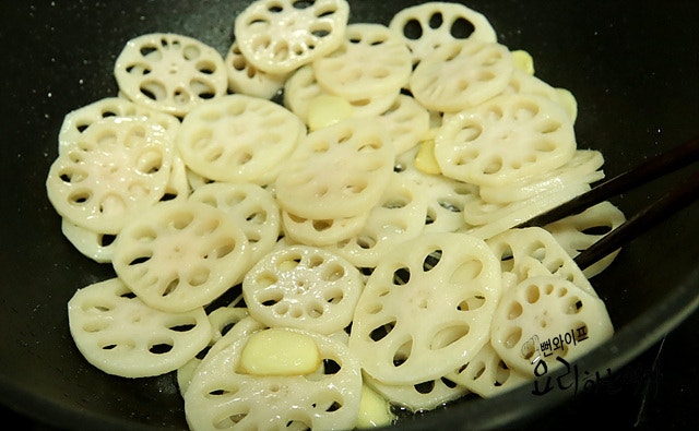Stir-fry in garlic oil — step photo 2