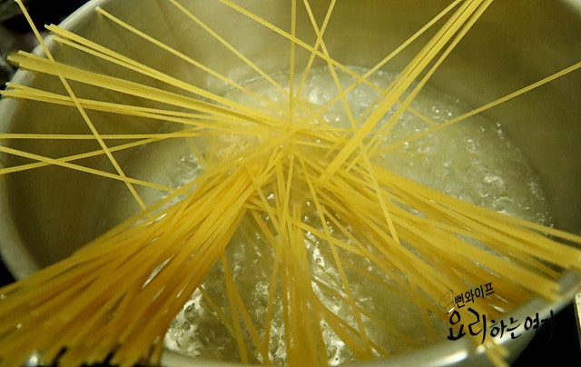 Boil the pasta noodles — step photo 1