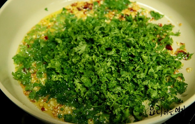 Infuse the parsley oil — step photo 1