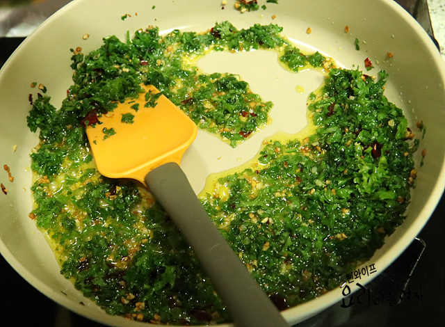 Infuse the parsley oil — step photo 2