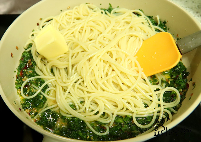 Toss the pasta noodles — step photo 2