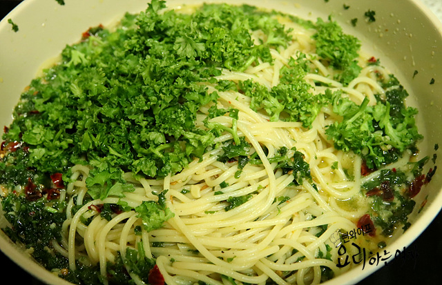 Toss the pasta noodles — step photo 1