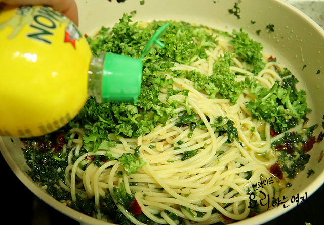 Toss the pasta noodles — step photo 2