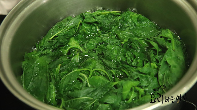 Blanch the baby perilla leaves — step photo 1