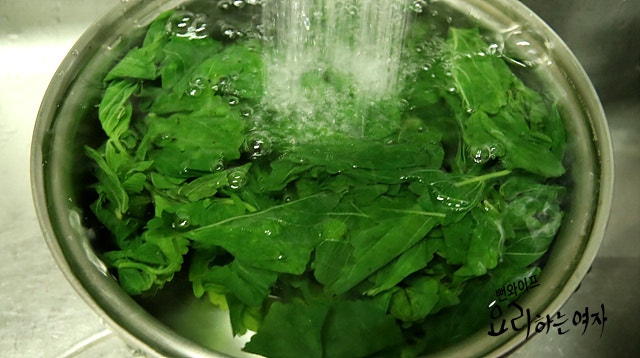 Blanch the baby perilla leaves — step photo 2