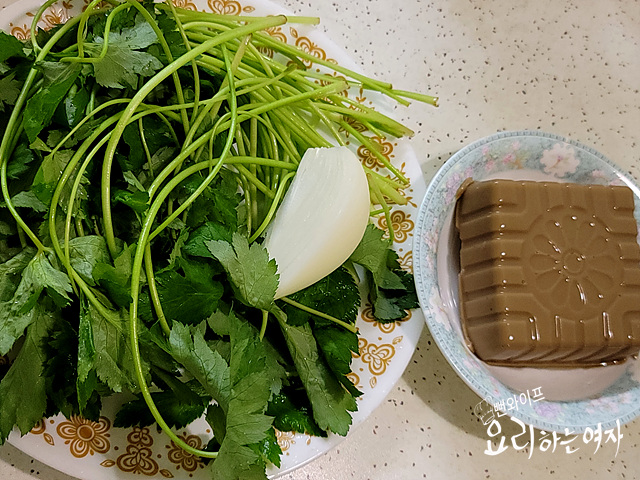 Prepare the vegetables and make the dressing — step photo 1