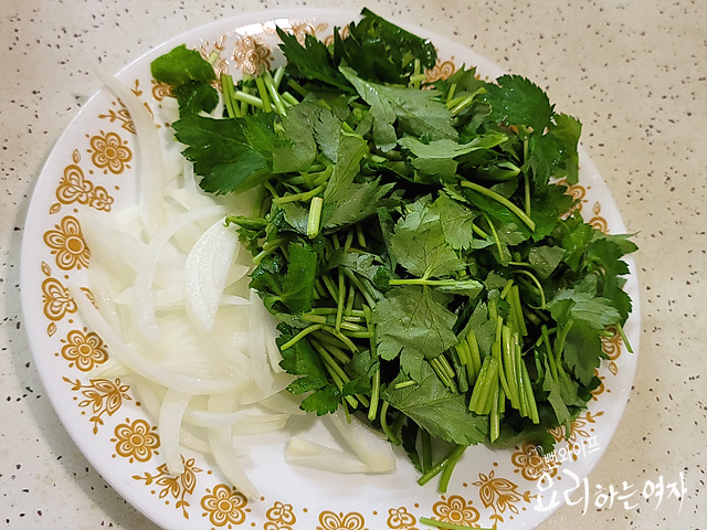 Prepare the vegetables and make the dressing — step photo 2