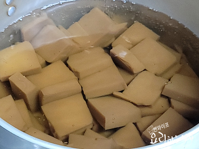 Prep and season the acorn jelly — step photo 2