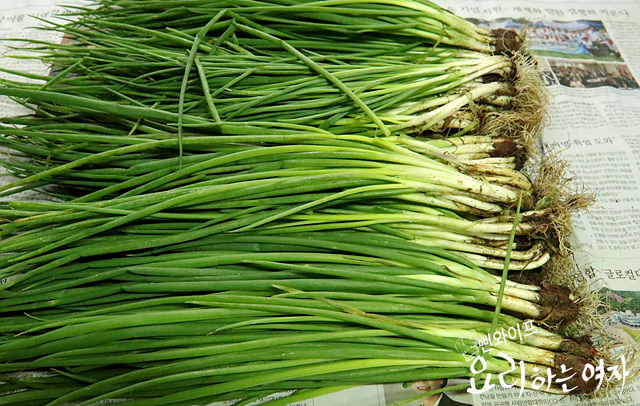 Trim the scallions — step photo 1