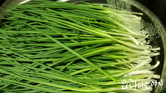 Wash the scallions — step photo 1