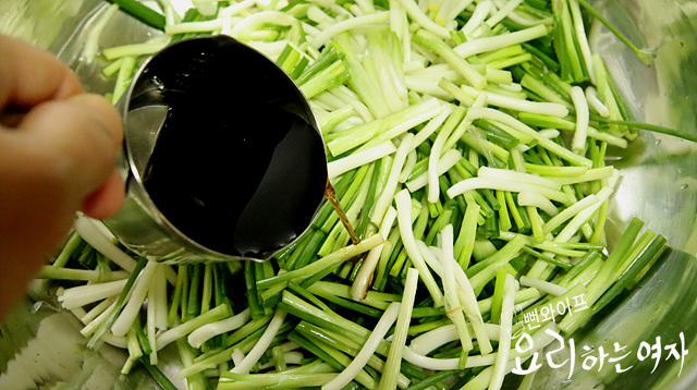 Salt the scallions — step photo 2