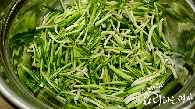 Salt the scallions — step photo 3