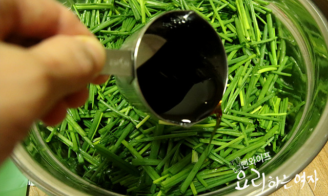 Salt the scallions — step photo 1