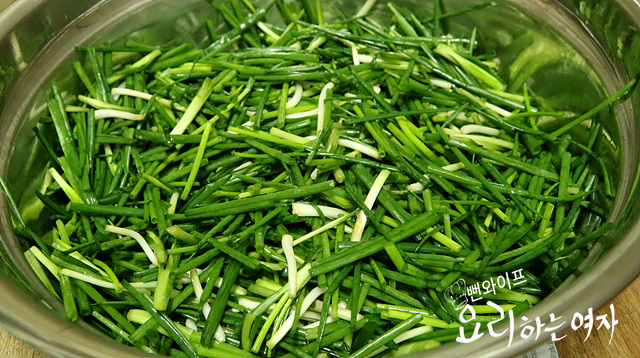 Salt the scallions — step photo 2