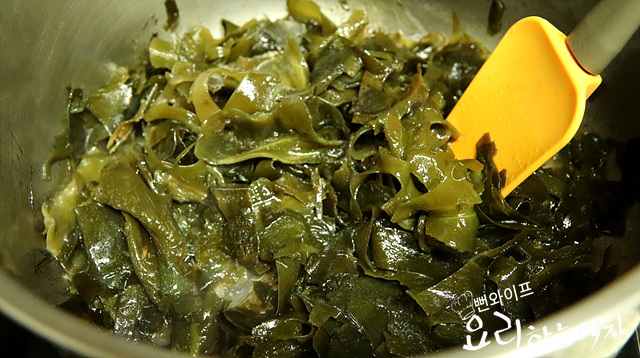 Stir-fry the seaweed — step photo
