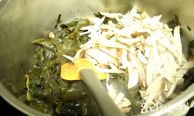 Stir-fry the seaweed — step photo 1
