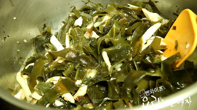 Stir-fry the seaweed — step photo 2