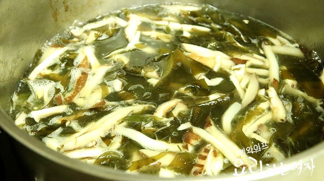 Simmer the seaweed soup — step photo 1