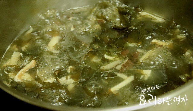 Simmer the seaweed soup — step photo 2