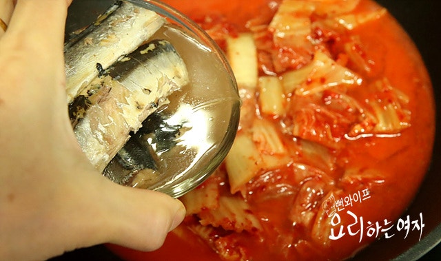 Combine ingredients in the pot — step photo 2