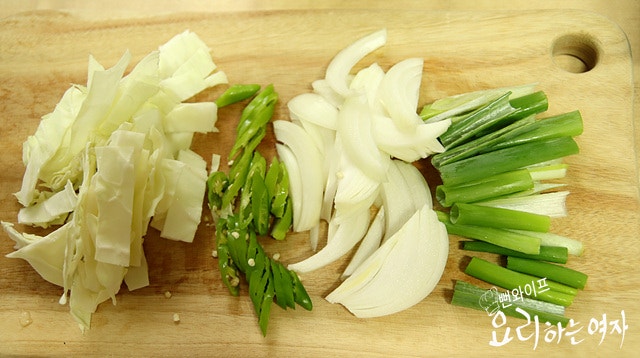 Cut the vegetables and make the sauce — step photo 1