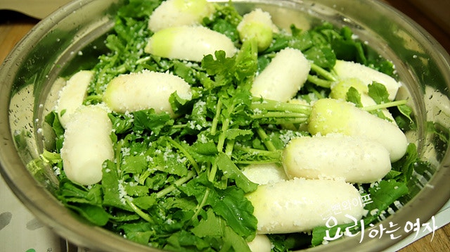 Salt the radish — step photo 1