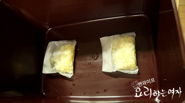 Pack the ingredients into a container — step photo 1