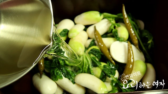Pour the broth and ferment — step photo 1