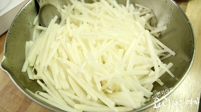 Salt the radish — step photo 2