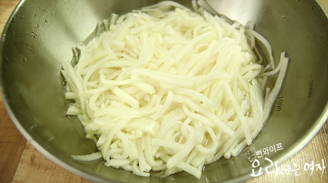 Salt the radish — step photo 1