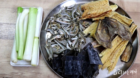 Make the kimchi broth — step photo
