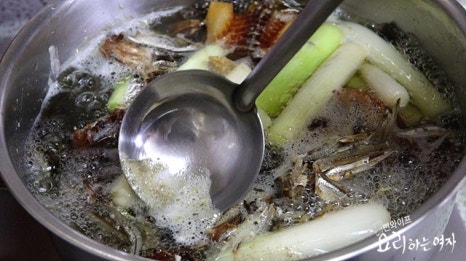 Make the kimchi broth — step photo 1