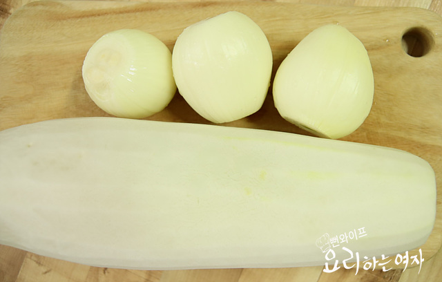 Blend the radish and onion — step photo 1