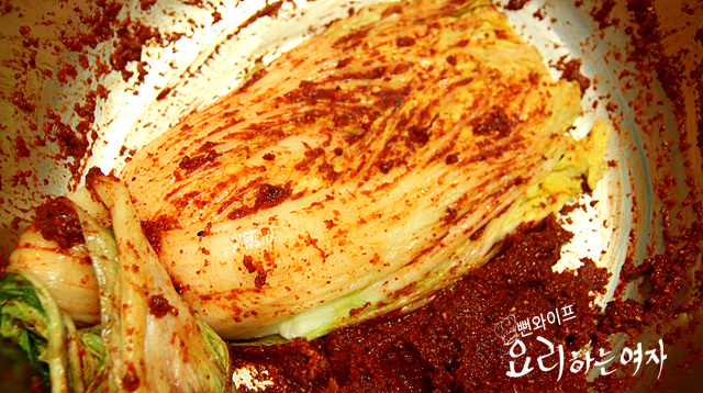 Spread the kimchi seasoning — step photo 1