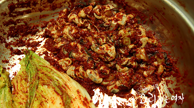 Spread the kimchi seasoning — step photo 1