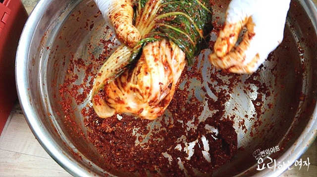 Spread the kimchi seasoning — step photo 1