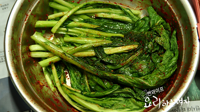 Spread the kimchi seasoning — step photo 3