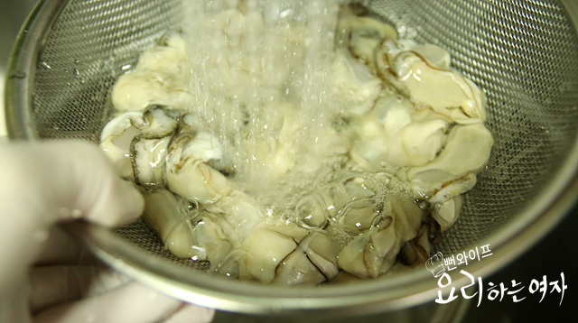Clean the oysters — step photo 1
