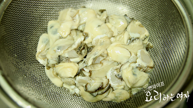 Clean the oysters — step photo 2