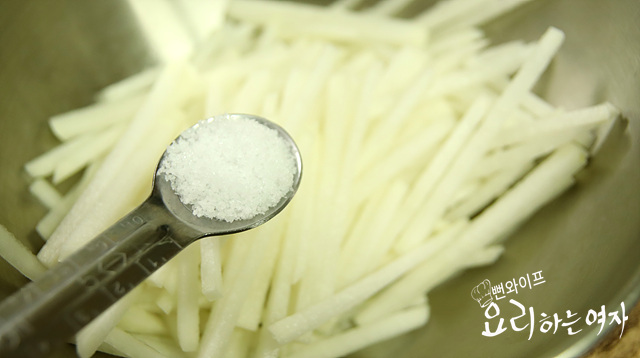 Salt the radish — step photo 1