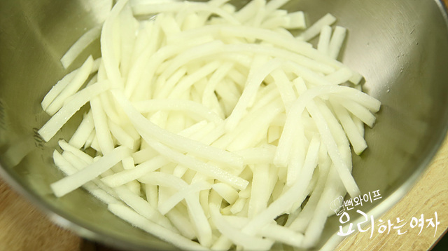 Salt the radish — step photo 2