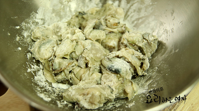 Coat with flour — step photo 2