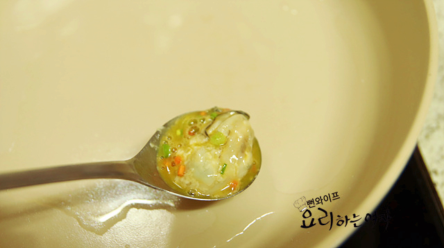 Pan-fry the oysters — step photo 2