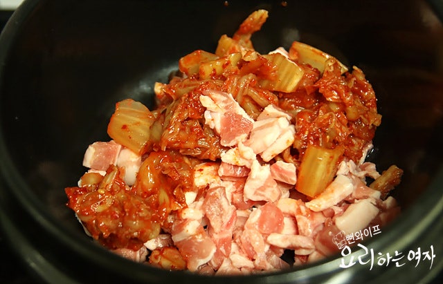 Stir-fry the meat and kimchi — step photo 1